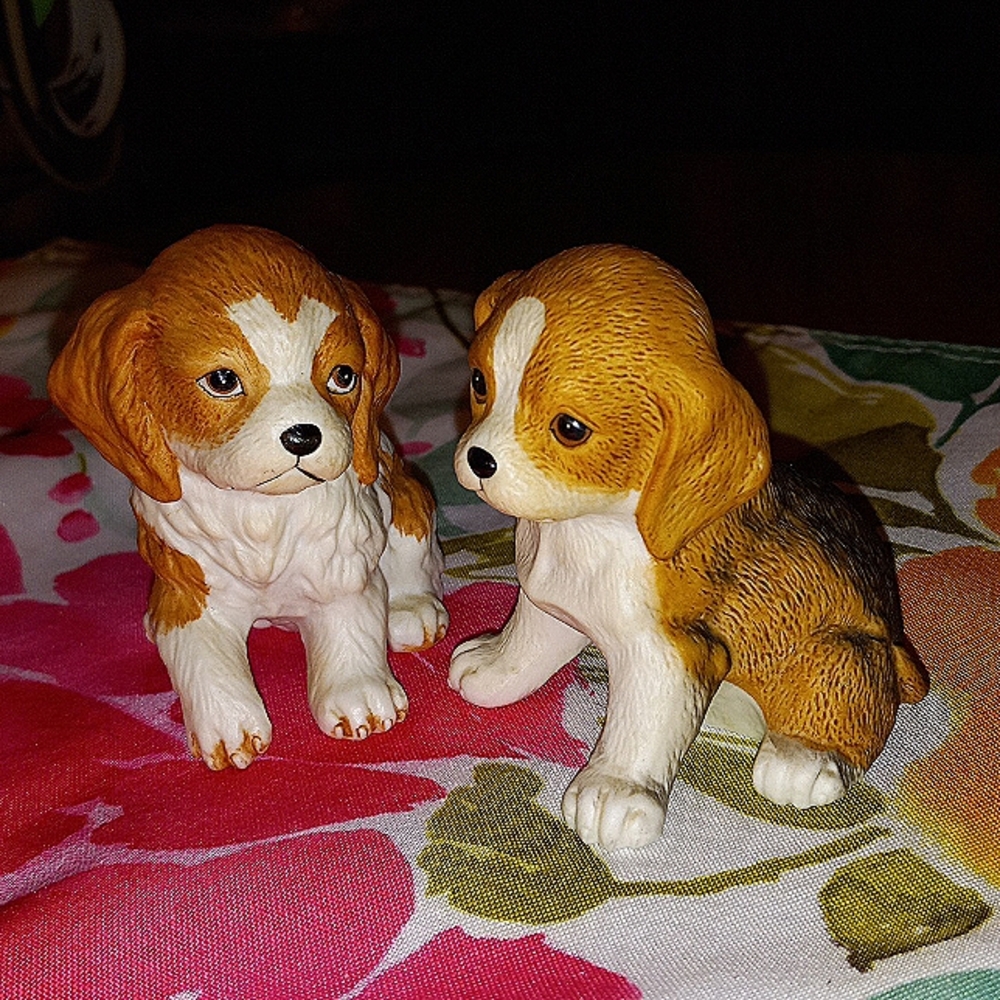 2 puppy figurines. Beagle and king Charles?